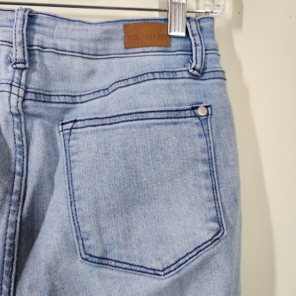 Judy Blue Jeans Lydia Released Hem Light Wash, sz 26" - Picture 3 of 9
